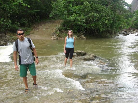 Atravessando rio durante caminhada na região de Pancas, nos Pontões Capixabas, noroeste do Espírito Santo (foto de Dez/2008)
